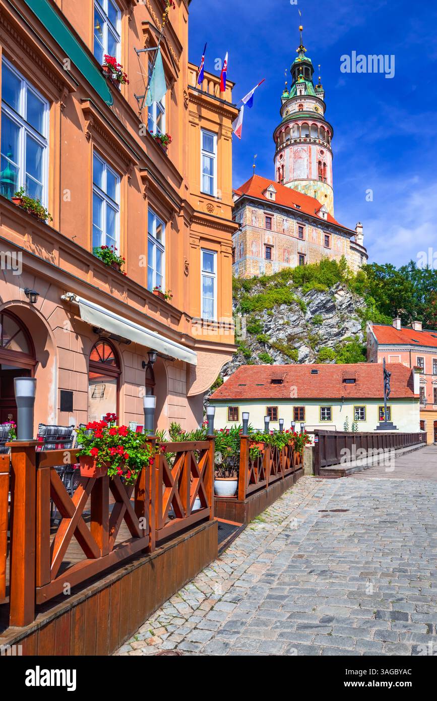Cesky Krumlov, Repubblica Ceca. Pittoresca città vecchia boema con splendide strade medievali e una splendida giornata estiva di sole. Foto Stock
