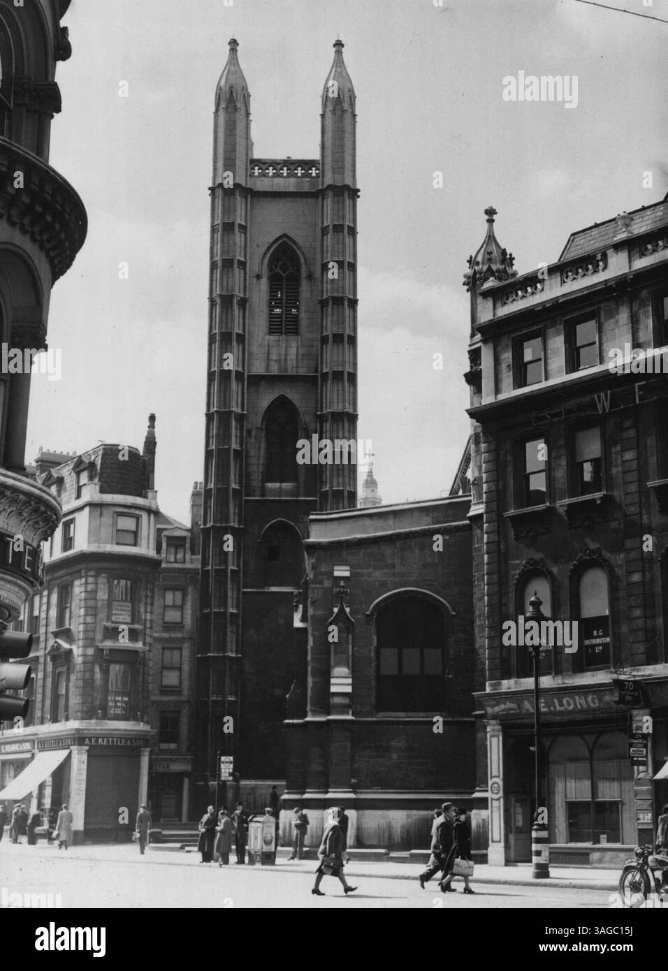 Le Chiese della Città - Una chiesa di Wren in stile uncaratteristic è St. Nicolas Cole Abbey, in Queen Victoria Street. Fu la prima delle 51 chiese della città che ridisegnò dopo il Grande incendio di Londra nel 1666. 87 chiese furono bruciate nel fuoco. Marzo 24, 1948. (Foto di Pictorial Press). Foto Stock