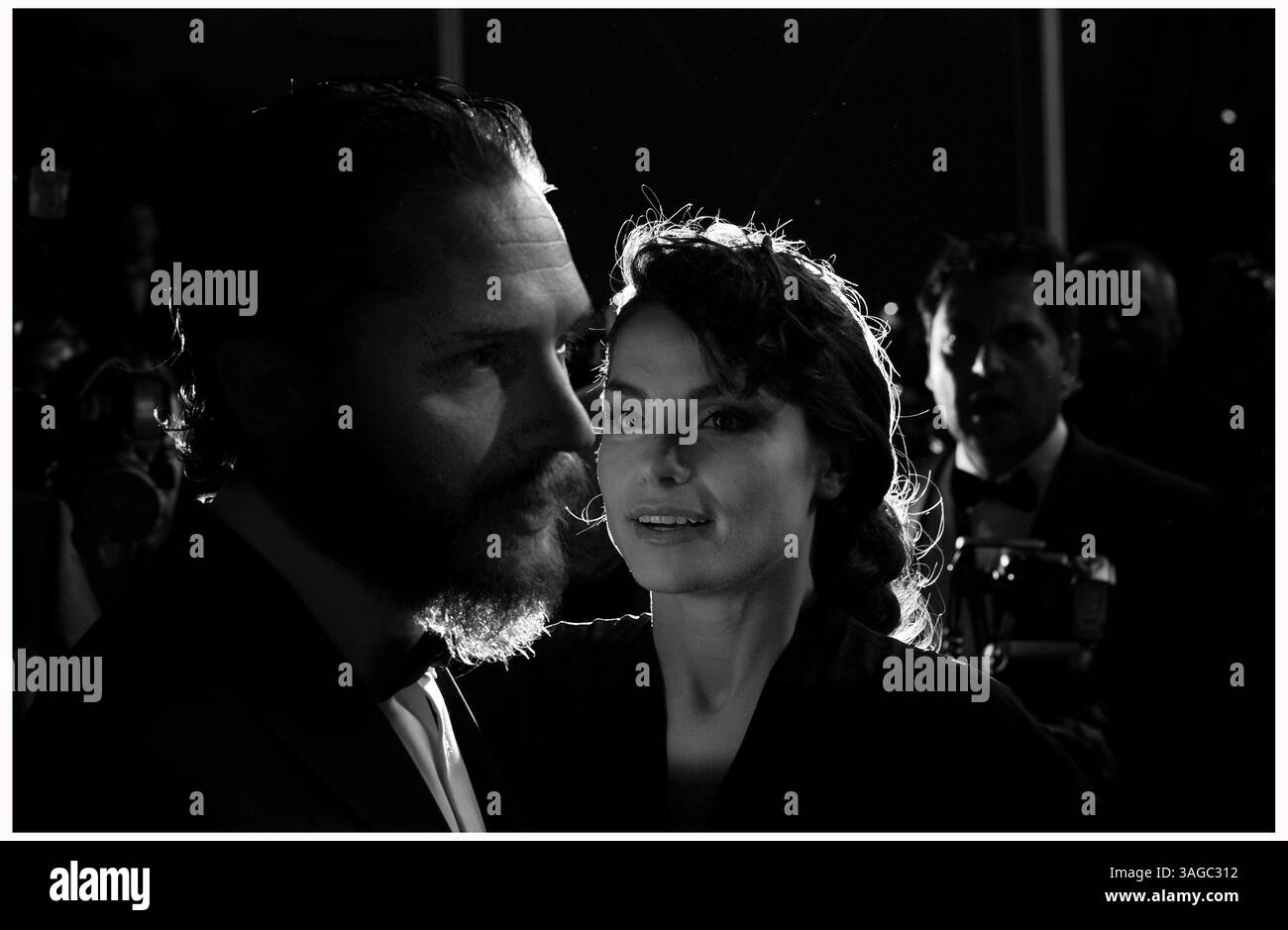 19 maggio 2012 - Londra - l'attore Tom Hardy e la fidanzata Rachel Speed lasciano il tappeto rosso di 'Lawless' al 65° festival di Cannes il 19 maggio 2012 a Cannes. Foto Ki Price. (Immagine di credito: © Ki Price/ZUMAPRESS.com) Foto Stock