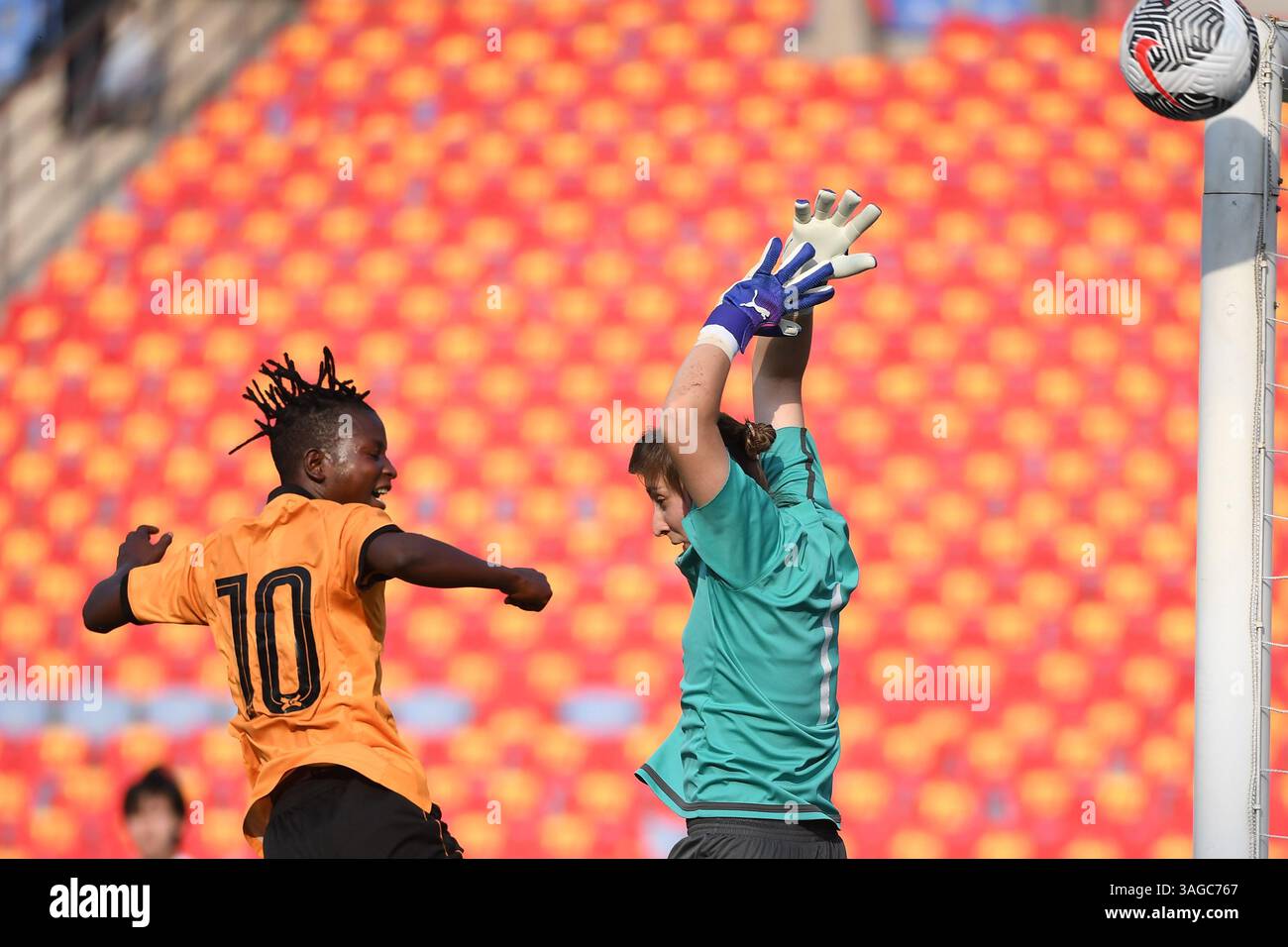 Chongqing, Cina. 8 aprile 2025. Penelope Mulubwa (L) dello Zambia va in testa con il portiere uzbeko Maftuna Jonimqulova nell'area di rigore durante la partita tra Uzbekistan e Zambia al 2025 CFA Team China International Women's Football Tournament Yongchuan a Chongqing, Cina sud-occidentale, 8 aprile 2025. Crediti: Chen Cheng/Xinhua/Alamy Live News Foto Stock