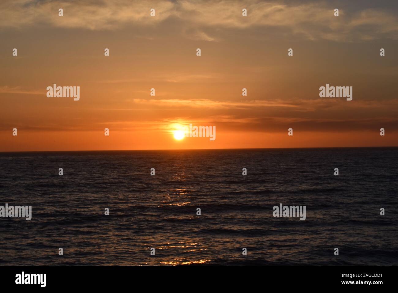 Golden Hour Over the Pacific: Un tranquillo tramonto a Moonstone Beach, Cambria Foto Stock