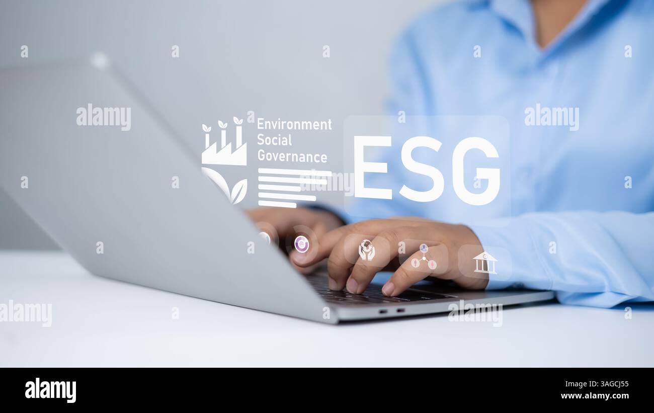 ESG Environmental social governance investment business concept, donna che utilizza laptop per analizzare ESG sullo schermo nel concetto di strategia di investimento aziendale, Foto Stock