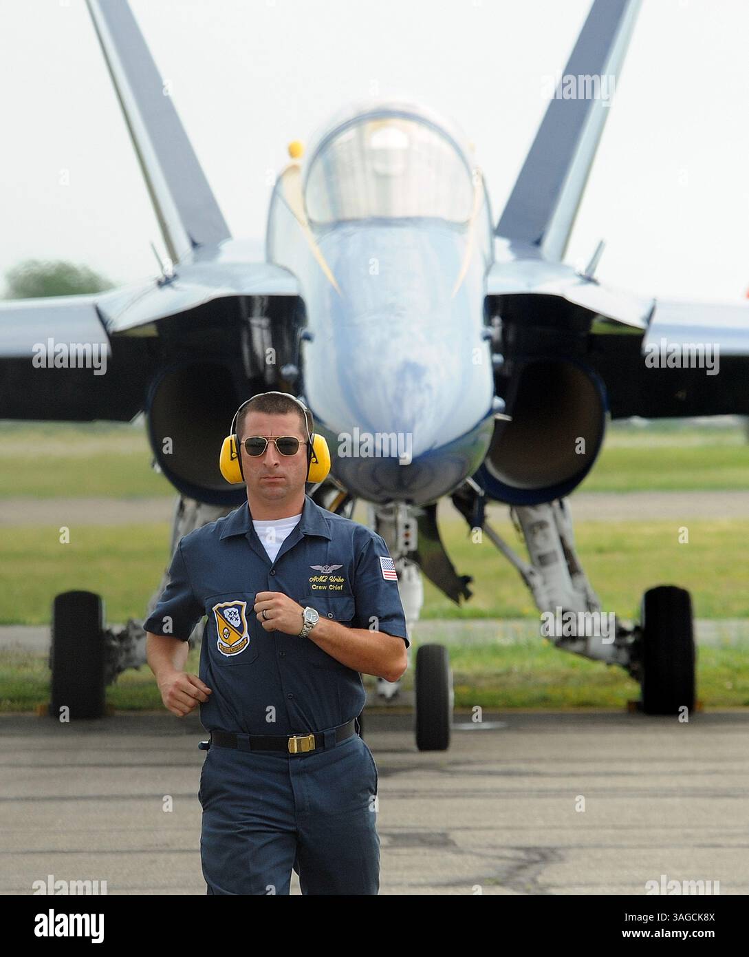 23 maggio 2012 - Farmingdale, New York, U. S - 23 maggio 2012--FARMINGDALE, NEW YORK: Il capo equipaggio AM2 Andres Uribe corre in salvo mentre lo squadrone dimostrativo Blue Angels della Marina degli Stati Uniti accende i loro motori prima di partire dall'Aeroporto della Repubblica di Farmingdale per un volo sul fiume Hudson mercoledì mattina 23 maggio 2012. Il cavalcavia simboleggia l'inizio della Fleet Week di New York e commemora il 200° anniversario della guerra del 1812. I Blue Angels parteciperanno questo fine settimana al Bethpage Federal Credit Union Jones Beach Airshow. NEW YORK DAILY NEWSPAPER OUT (immagine di credito: © Kevin Coughlin/ZUMAPRESS. Foto Stock