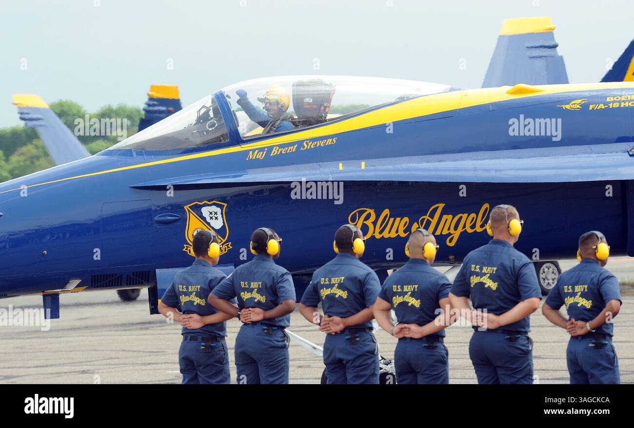 23 maggio 2012 - Farmingdale, New York, U. S - 23 maggio 2012--FARMINGDALE, NY: Il maggiore Brent Stevens della U.S. Navy Blue Angels piloti di squadroni dimostrativi Blue Angel #4 oltre i membri dell'equipaggio di terra mentre il suo squadrone parte dall'aeroporto Republic a Farmingdale, New York per un volo sul fiume Hudson mercoledì mattina 23 maggio 2012. Il cavalcavia simboleggia l'inizio della Fleet Week di New York e commemora il 200° anniversario della guerra del 1812. I Blue Angels parteciperanno questo fine settimana al Bethpage Federal Credit Union Jones Beach Airshow. NEW YORK DAILY NEWSPAPER OUT (immagine di credito: © Kevin Cou Foto Stock