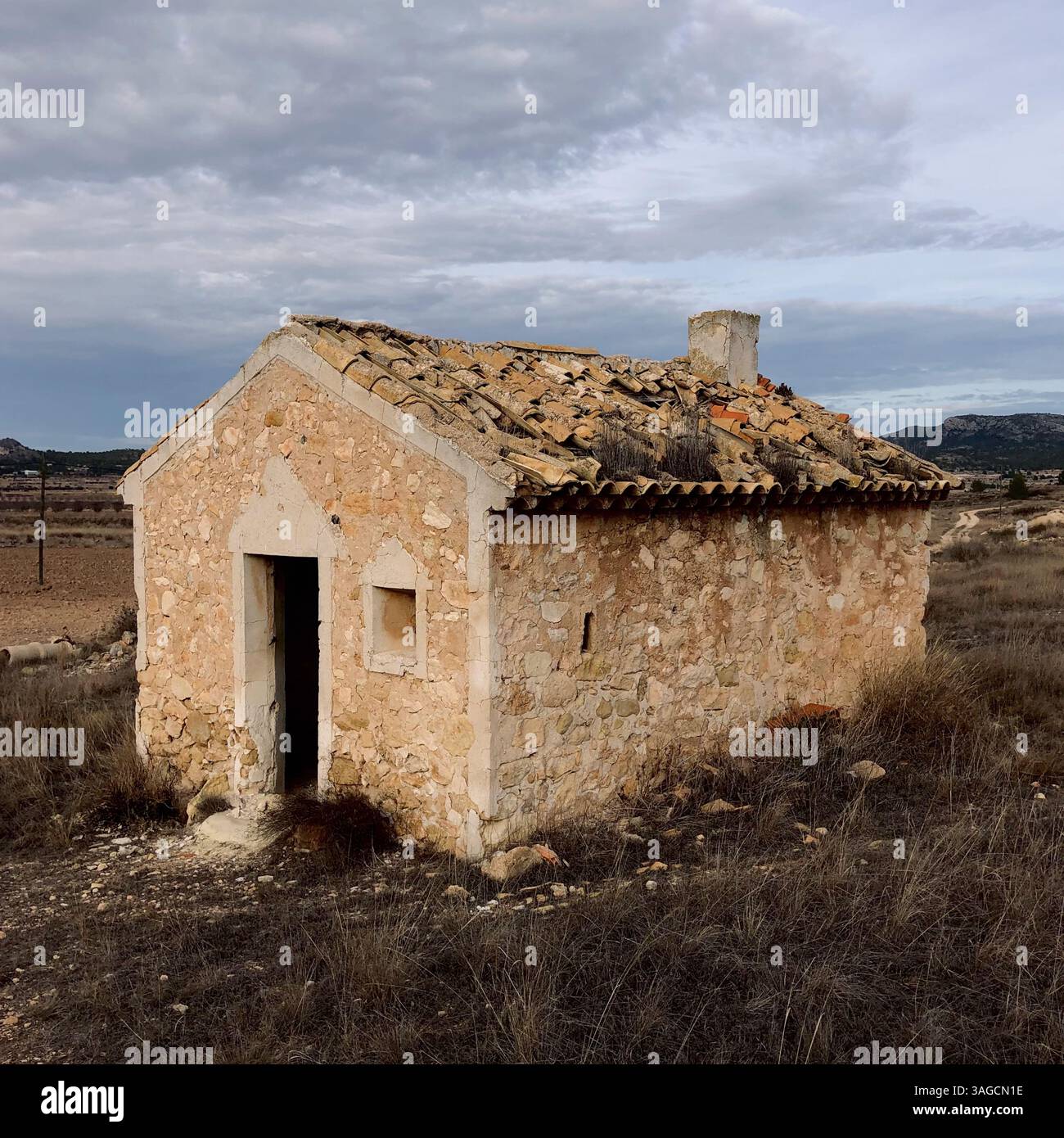 Piccolo cottage tradizionale abbandonato in Spagna Foto Stock