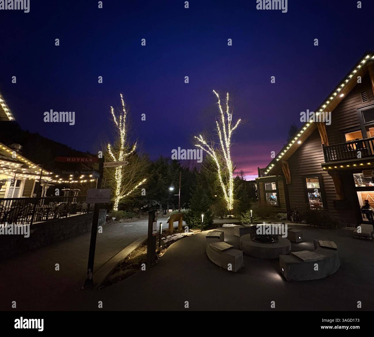 Accogliente Village Square con luci festive - Immagine stock catturata con smartphone