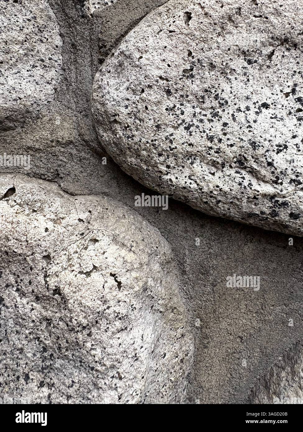 Superficie ruvida della formazione rocciosa vulcanica - Immagine stock catturata con smartphone