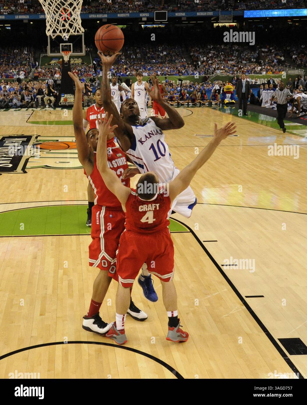 31 marzo 2012 - New Orleans, LA, USA - Tyshawn Taylor (10) del Kansas partecipa per un'occasione contro l'Ohio State nelle semifinali del torneo NCAA al Mercedes-Benz Superdome di New Orleans, Louisiana, sabato 31 marzo 2012. (Immagine di credito: © Pool/NCAA/MCT/ZUMAPRESS.com) Foto Stock
