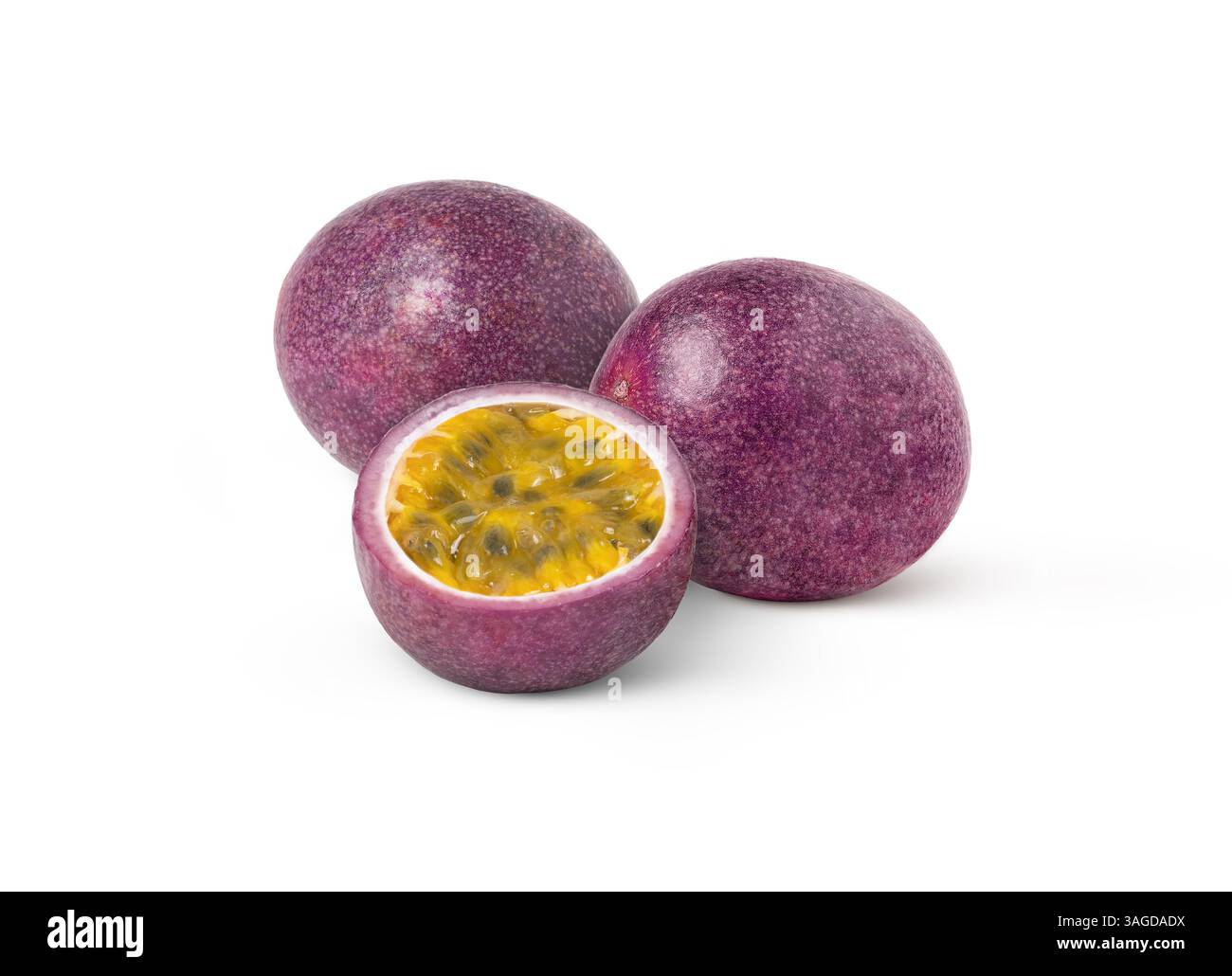 Frutto della passione e mezzo isolato. Frutti di Maracuya e un taglio a metà con ombre Foto Stock