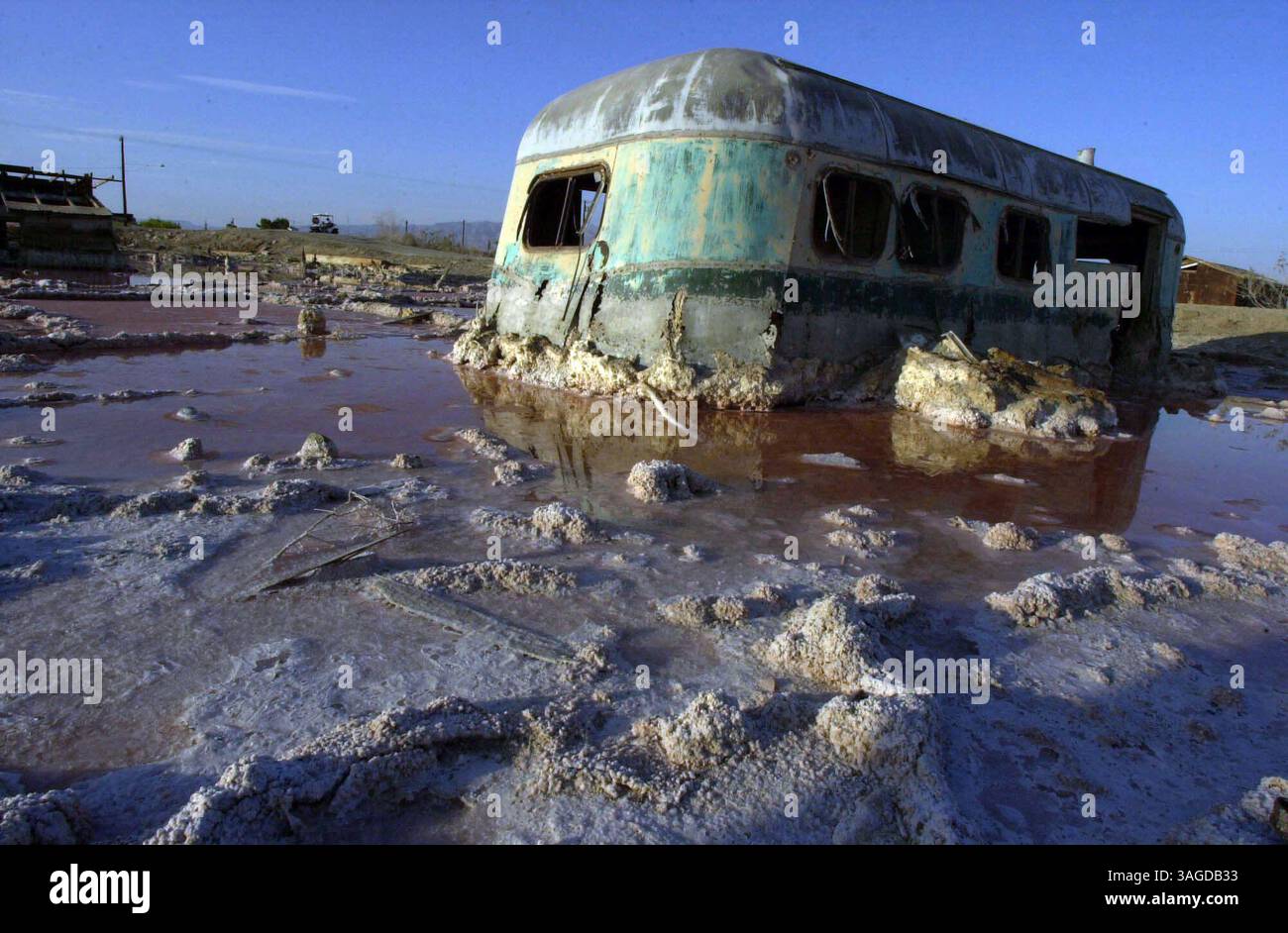 16 maggio 2003 - Salton Sea, California - Uno strano cocktail di minerali, sostanze chimiche, sali eccessivi e gli elementi si combinano in una laguna creata da un'inondazione sulla spiaggia di Bombay Beach sulla costa orientale del Salton Sea venerdì 16 maggio. Le case e i negozi in questa recessione dalla riva del mare sono stati sopraffatti da un'improvvisa ondata dal mare qualche decennio fa, ma la carneficina rimane. L'evento causò l'uscita di molte persone dalla zona. Le troupe dei film passano occasionalmente per utilizzare la spiaggia come sfondo per i video di MTV, dicono gli abitanti del posto (immagine di credito: Peggy Peattie/ZUMAPRESS.com) Foto Stock