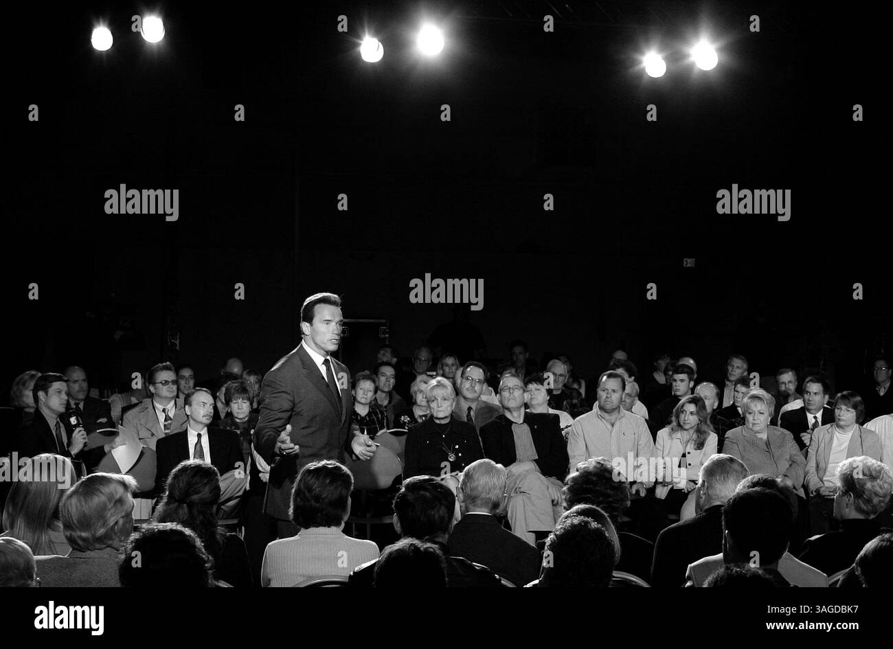 3 novembre 2005 - San Luis Obispo, California, Stati Uniti - il governatore ARNOLD SCHWARZENEGGER si rivolge al pubblico durante un forum sulle elezioni speciali tenutesi presso il Madonna Inn's Expo Center (Credit Image: The Tribune/ZUMAPRESS.com) Foto Stock