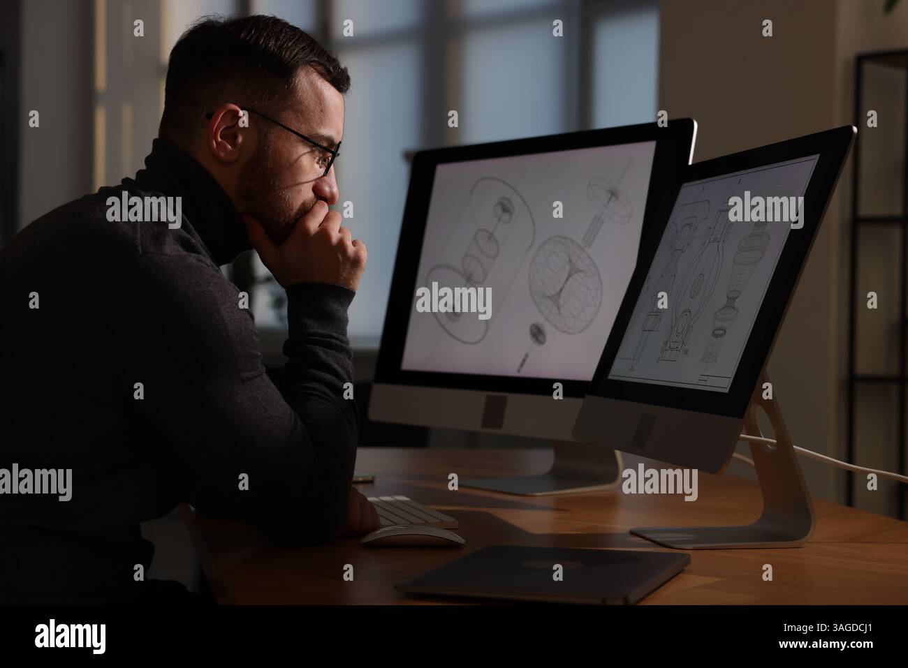 Ingegnere che lavora con disegni digitali al tavolo in ufficio Foto Stock