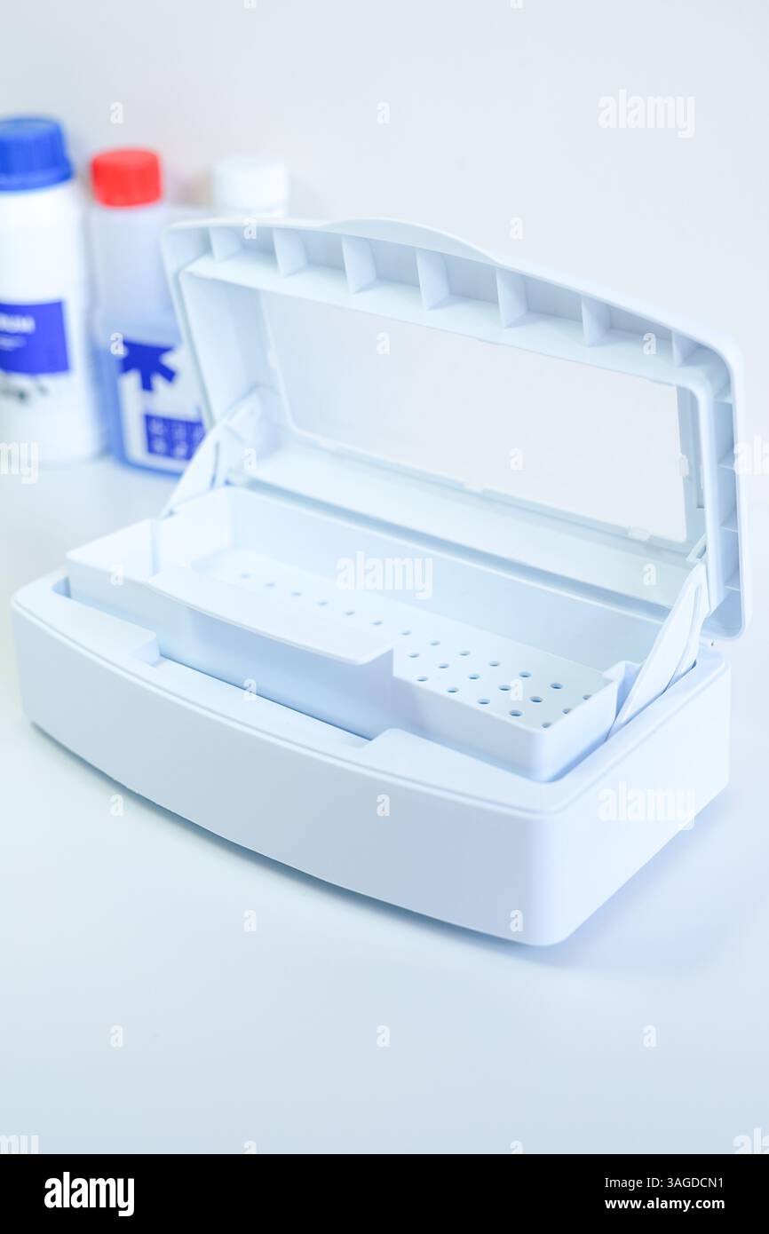 Una scatola di sterilizzazione di plastica bianca con un coperchio aperto, utilizzata per la disinfezione di bellezza e strumenti medici Foto Stock