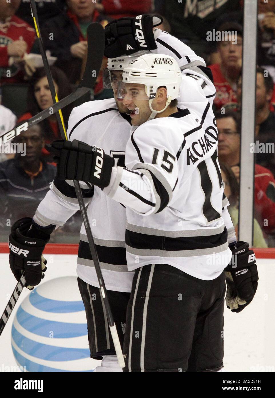 31 marzo 2012: Il centro dei Los Angeles Kings Brad Richardson (15) celebra un gol con i compagni di squadra durante la partita di hockey NHL tra i Minnesota Wild e i Los Angeles Kings all'Xcel Energy Center di St. Paul, Minn (Immagine di credito: © Andy Blenkush/Cal Sport Media/ZUMAPRESS.com) Foto Stock