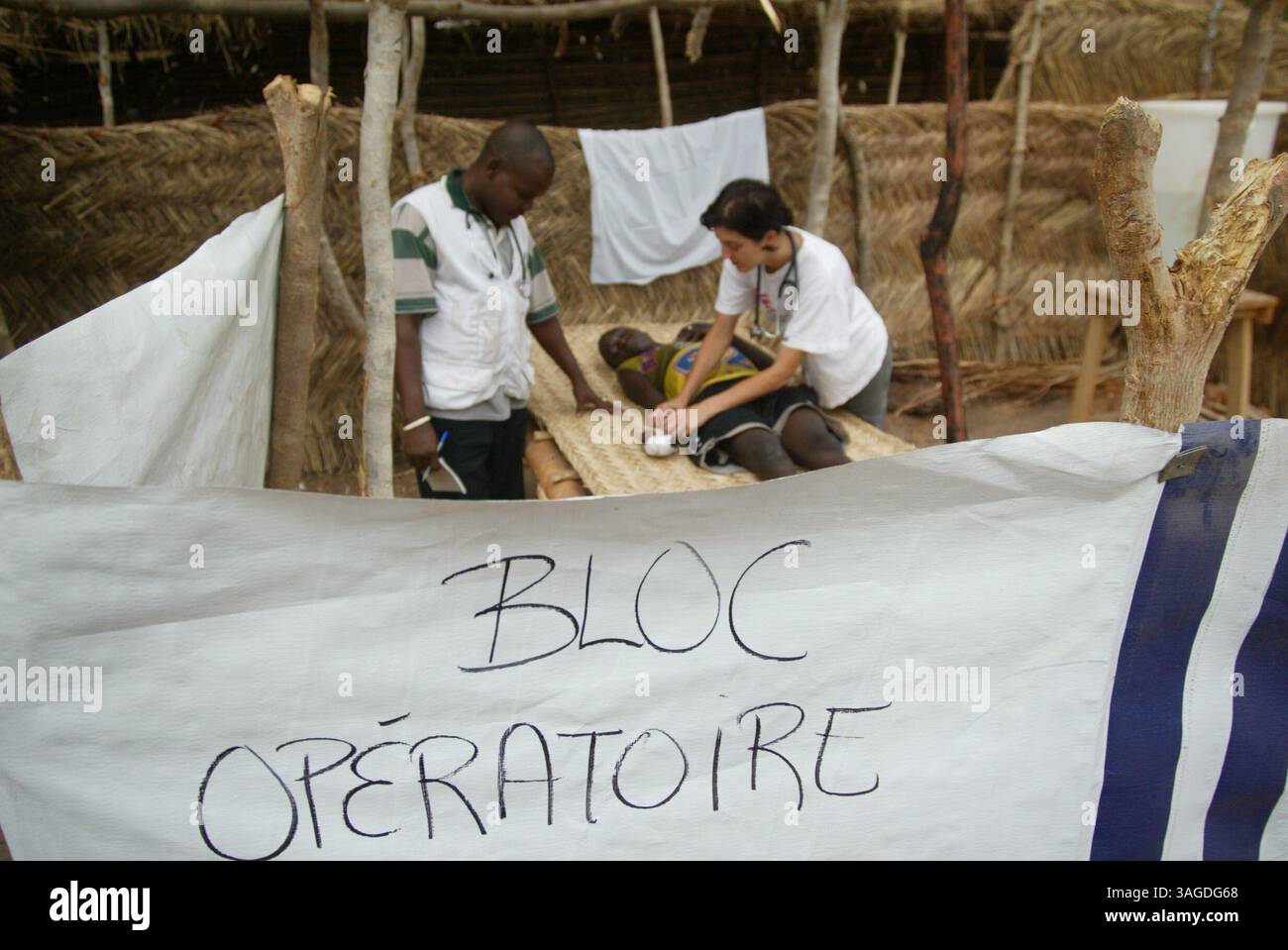 17 gennaio 2009 - Repubblica Centrafricana - Un cartello fatto a mano annuncia la sala operatoria di un impianto MSF in AUTO. Due membri del personale MSF curano un paziente. Nel 2005 scoppiarono dei combattimenti tra le truppe governative e vari gruppi ribelli nel nord-ovest della Repubblica Centrafricana (Credit Image: Ton Koene/ZUMAPRESS.com) Foto Stock