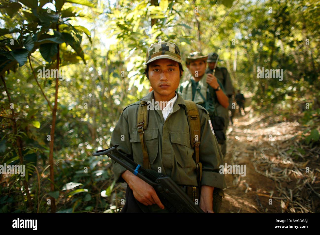 17 gennaio 2009 - la per Her, Myanmar - i soldati dell'KNLA camminano nella giungla. In Myanmar (Birmania), migliaia di persone si sono insediate vicino al confine a causa dell'oppressione nella loro patria. Circa 200 sfollati birmani si sono stabiliti a la per Her, un villaggio sul lato birmano del confine con la Thailandia, vicino alla città tailandese di Mae Sot. Si rifiutano di attraversare il confine perché vogliono rimanere nella loro patria. Questi rifugiati sostengono il movimento ribelle chiamato KNLA (Credit Image: Ton Koene/ZUMAPRESS.com) Foto Stock