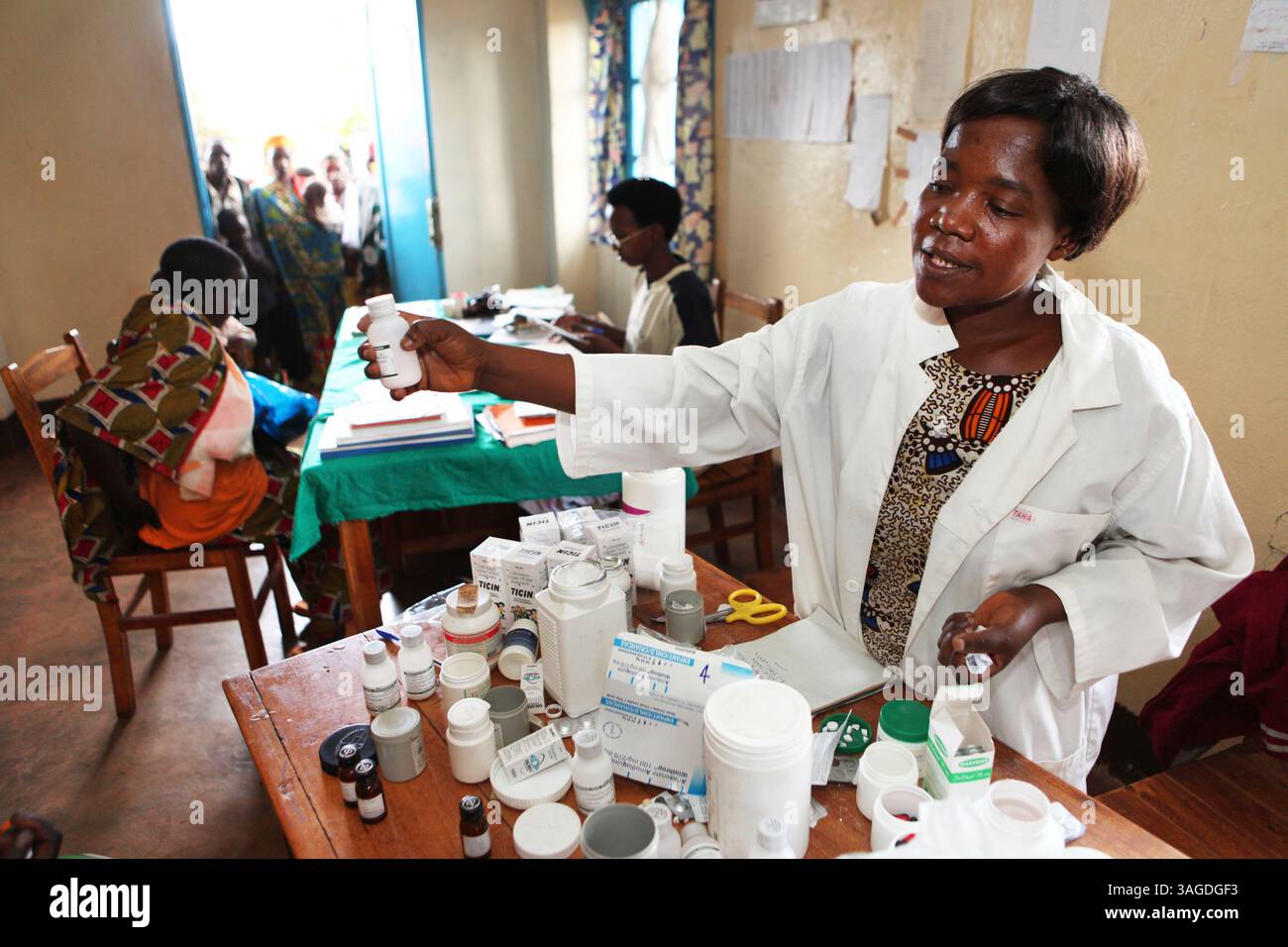22 settembre 2009 - Muyenga, Burundi - assistenza all'infanzia nelle zone rurali del Burundi. In ogni comunità c'è un posto di salute di base dove le madri vanno con i loro bambini per il controllo medico (immagine di credito: Ton Koene/ZUMAPRESS.com) Foto Stock