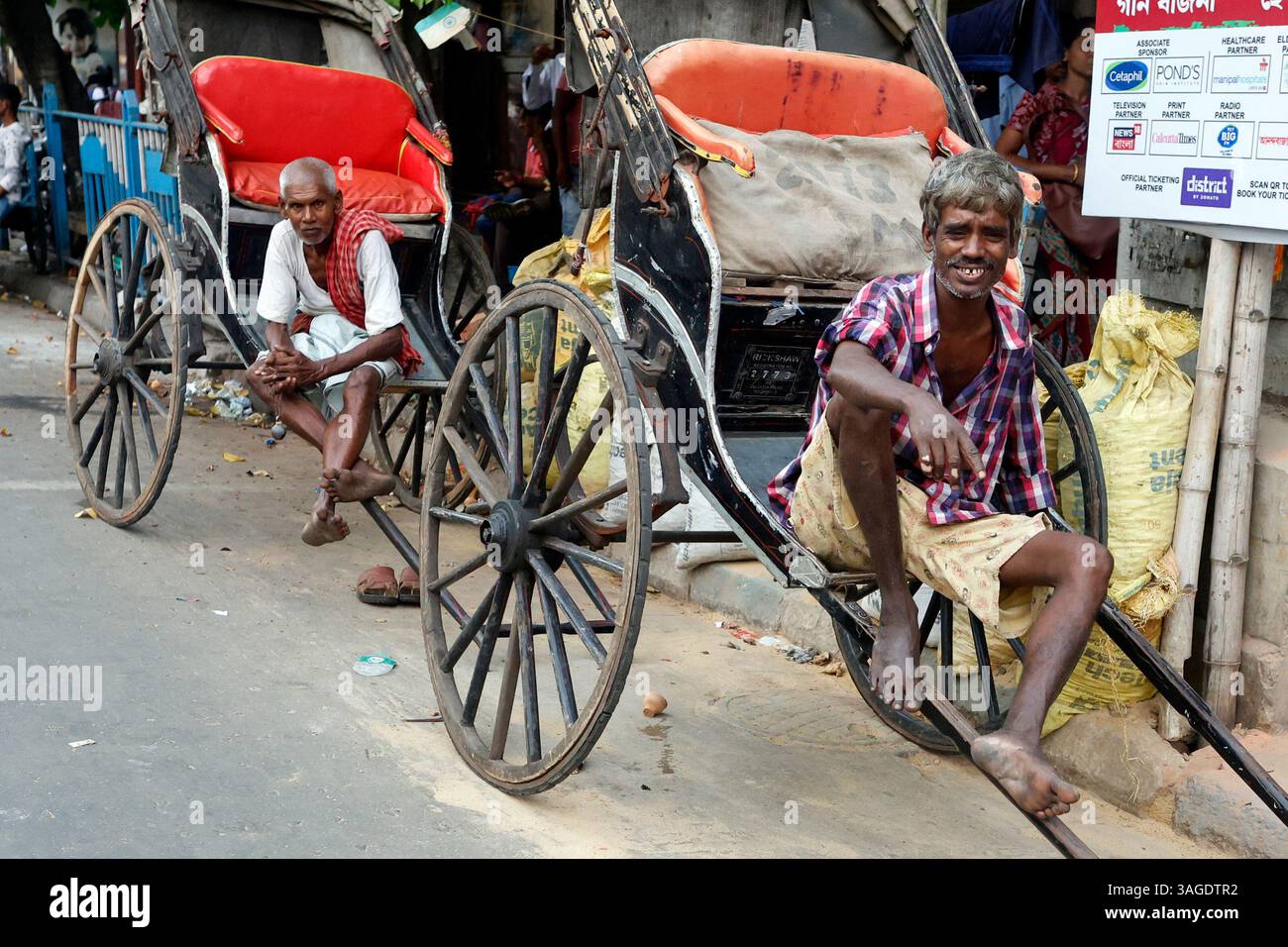 Wallah trainati a mano in risciò in attesa della loro prossima tariffa, a Kolkata, Bengala Occidentale, India Foto Stock