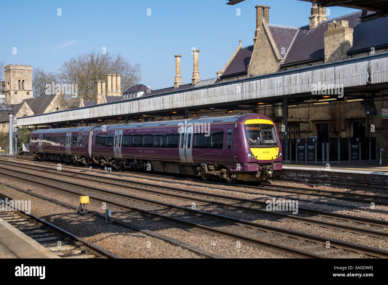 Treno regionale East Midland Railway al binario 3a della stazione ferroviaria di Lincoln, Lincoln City, Lincolnshire, Inghilterra, Regno Unito Foto Stock