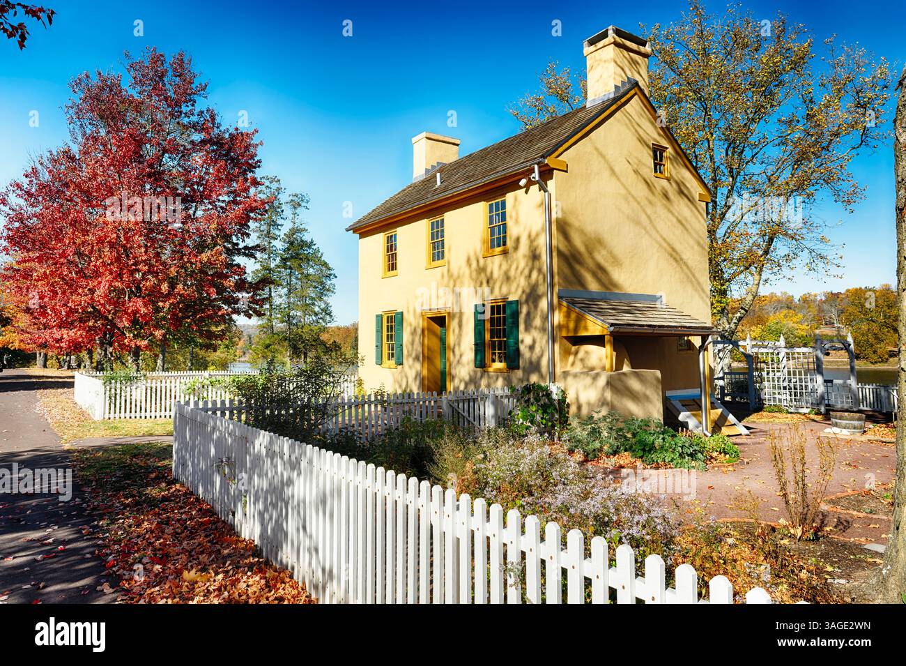 Hibbs House con giardino al Washington's Crossing Historic Village durante la stagione autunnale, Pennsylvania Foto Stock