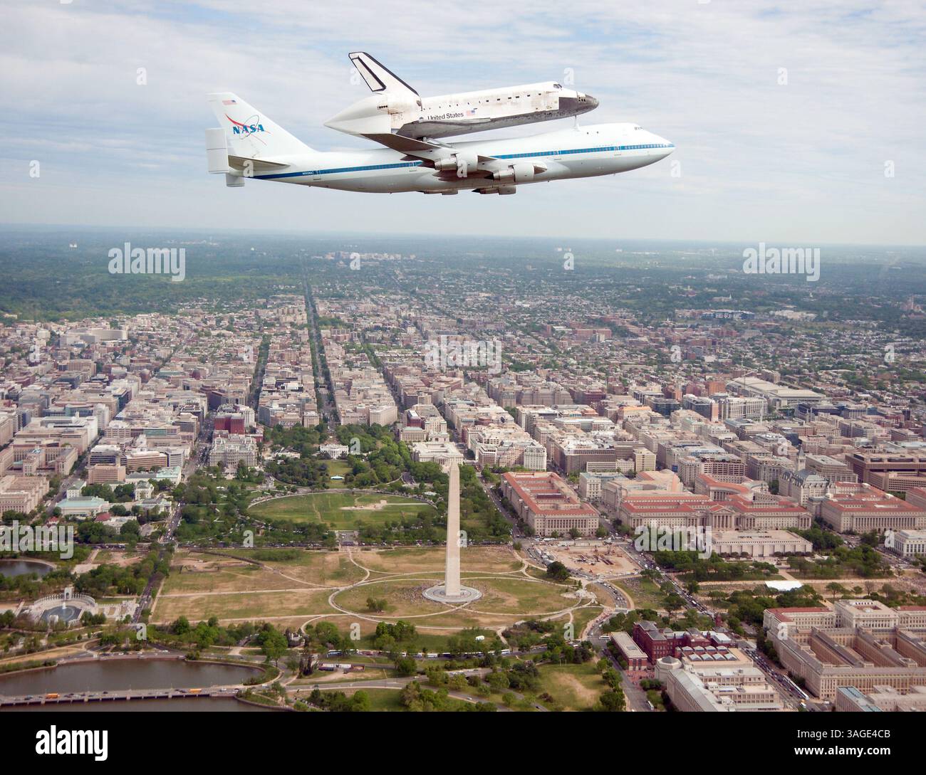 17 aprile 2012 - Washington, Distretto di Columbia, Stati Uniti - oltre a un Boeing 747, lo Space Shuttle Discovery prende il suo ultimo volo su Washington DC sulla strada per la sua nuova sede allo Smithsonian National Air and Space Museum. Discovery, il primo orbiter si ritirò dalla flotta navetta della NASA, completò 39 missioni, trascorse 365 giorni nello spazio, orbitò sulla Terra 5.830 volte e viaggiò per 148.221.675 miglia. La NASA trasferirà Discovery al National Air and Space Museum per iniziare la sua nuova missione per commemorare i successi passati nello spazio e per educare e ispirare le future generazioni di esploratori. Foto Stock