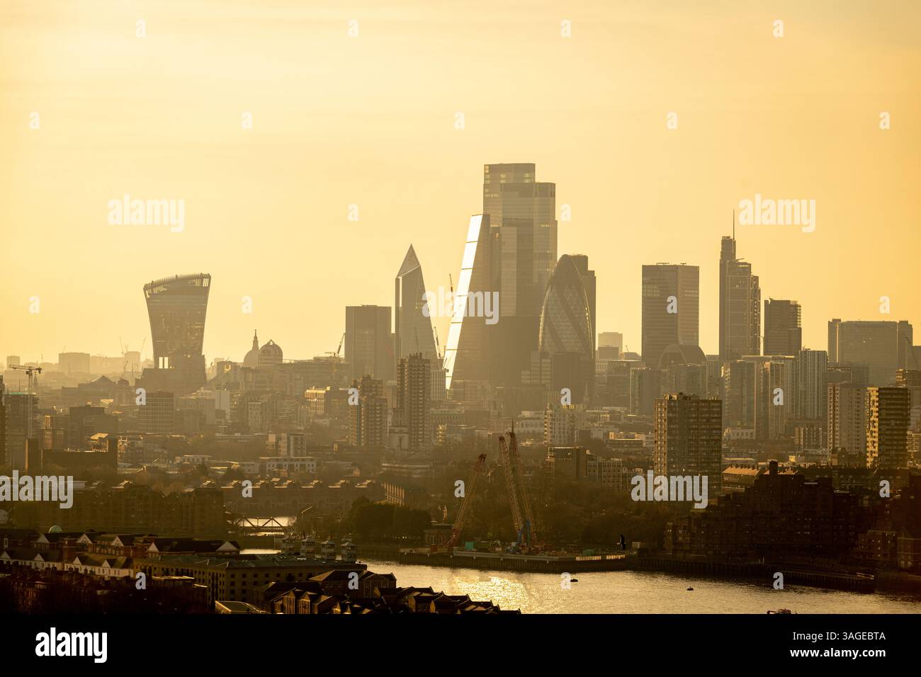 Vista dell'ora d'oro dello skyline della città di Londra, tra cui Walkie-Talkie, Scalpel e 22 edifici Bishopsgate Foto Stock