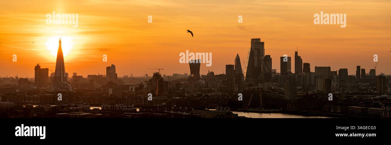 Vista panoramica dello skyline di Londra al tramonto, tra cui le silhouette di The Shard, Gherkin, Walkie Talkie e altri iconici grattacieli, United Kingd Foto Stock