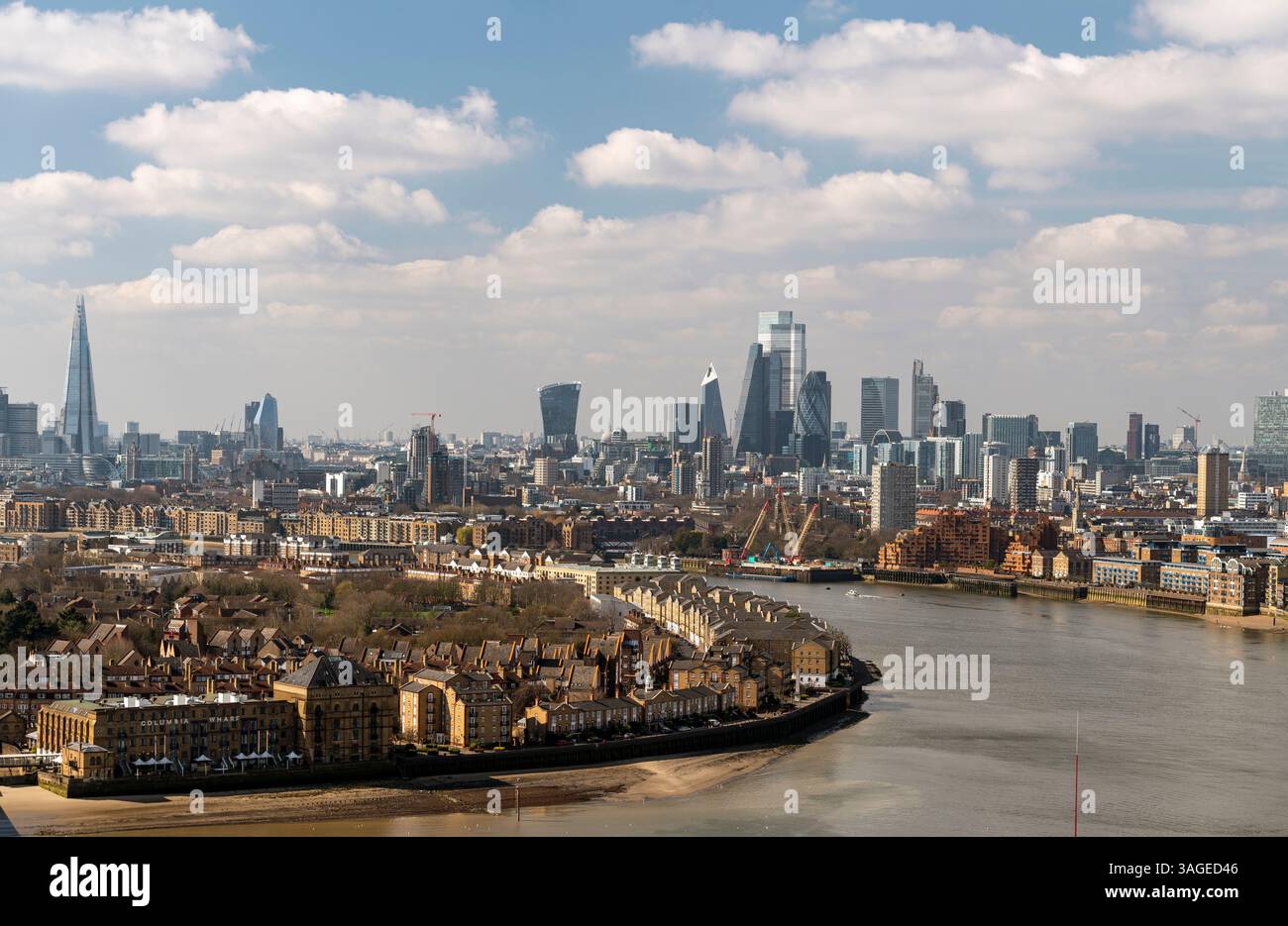 Vista aerea del Tamigi e dello skyline della città di Londra, tra cui The Shard e i moderni grattacieli, in una giornata parzialmente nuvolosa Foto Stock