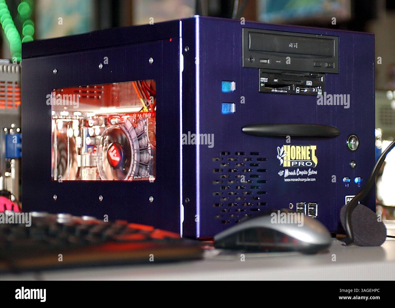 10 gennaio 2004; Las Vegas, Nevada, Stati Uniti; PC a 64 bit Hornet Pro Small Form Factor (SFF) di Monarch computer Systems al 1° Annual AMD/ATI Cyber X Games. (Immagine di credito: Vaughn Youtz/ZUMAPRESS.com) Foto Stock