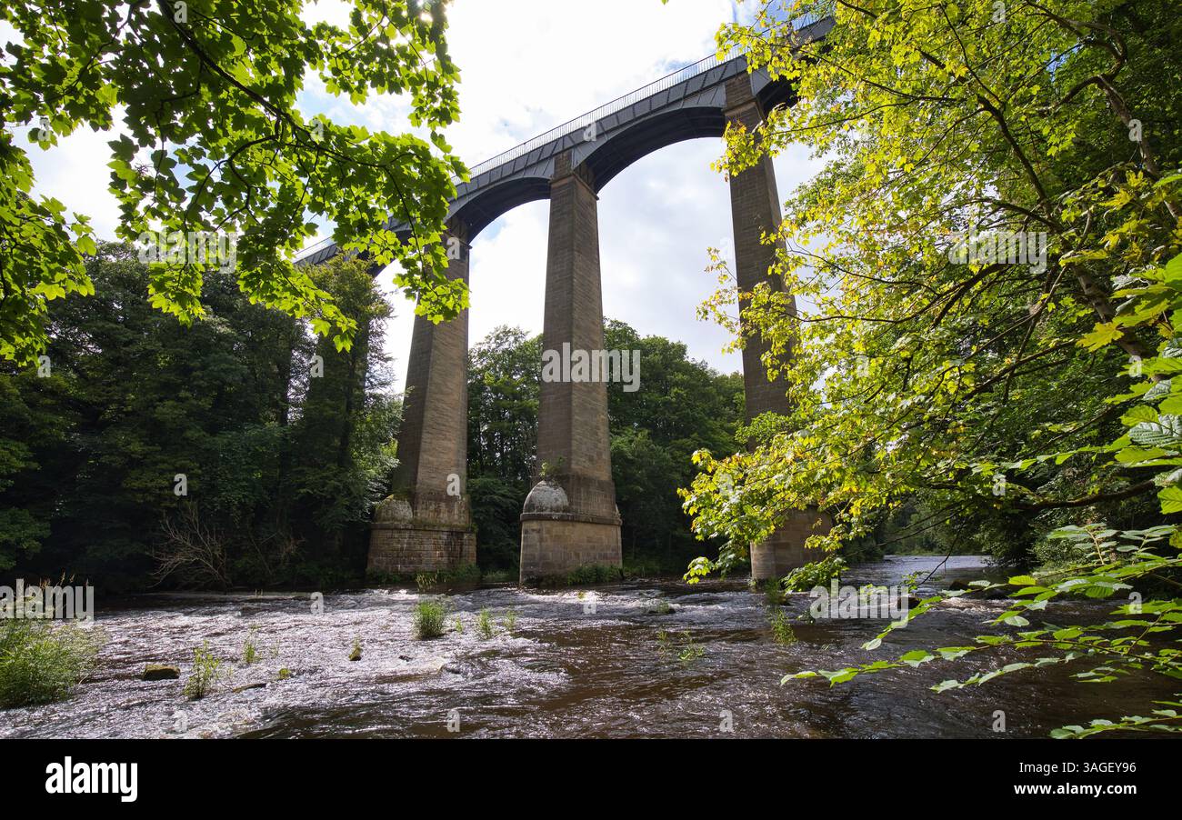 L'acquedotto Pontcysyllte trasporta il canale Llangollen attraverso il fiume Dee nel Galles nord-orientale. Foto Stock