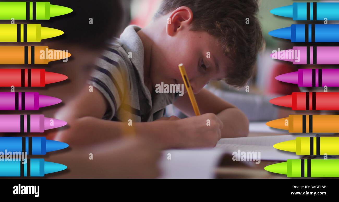 Immagine digitale composita di pastelli colorati contro il ragazzo che studia a scuola Foto Stock