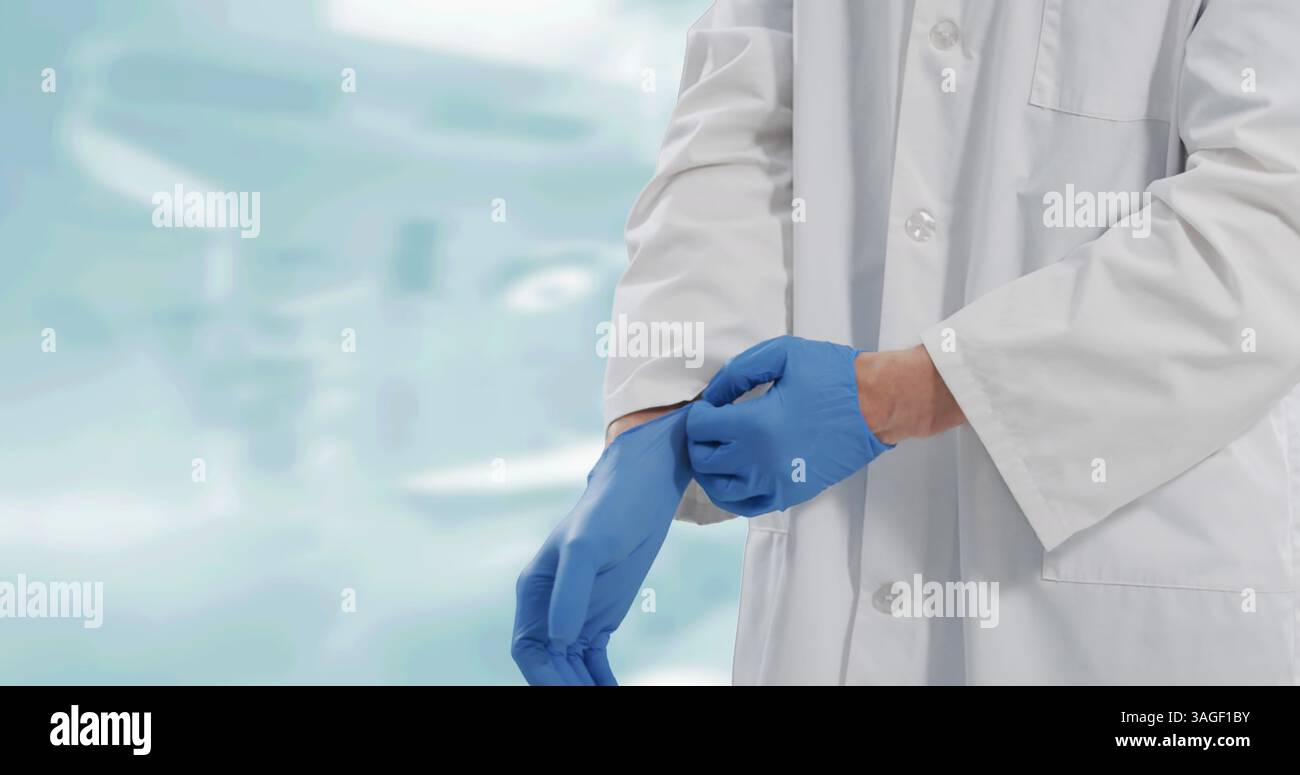 Sezione intermedia del medico di sesso maschile che indossa guanti chirurgici su sfondo bianco Foto Stock