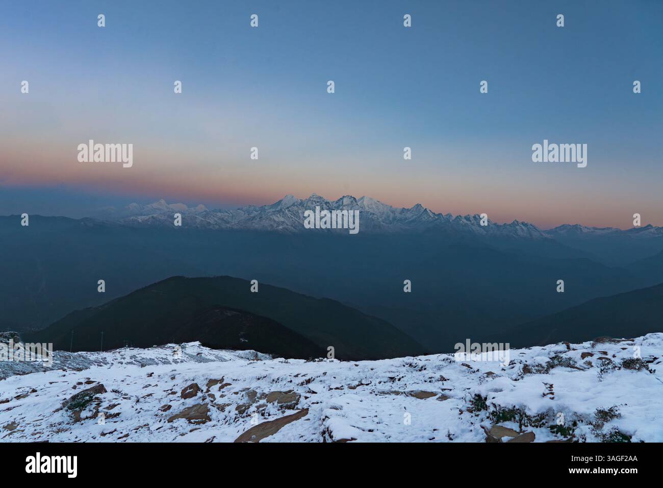 Alba di prima mattina e cime innevate del Nepal con bandiere di preghiera Foto Stock