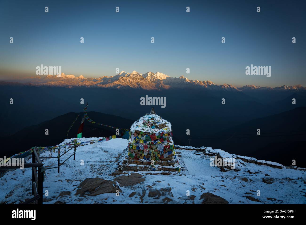 Alba di prima mattina e cime innevate del Nepal con bandiere di preghiera Foto Stock