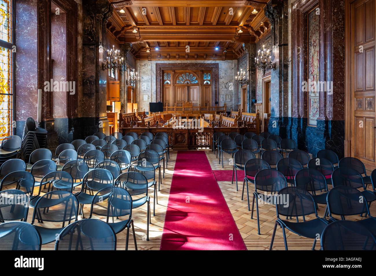 Conseil interno comunale o comunale con decorazioni e sedute in legno , sala comunale di Schaerbeek, Bruxelles, Belgio, 5 aprile 2025 Foto Stock