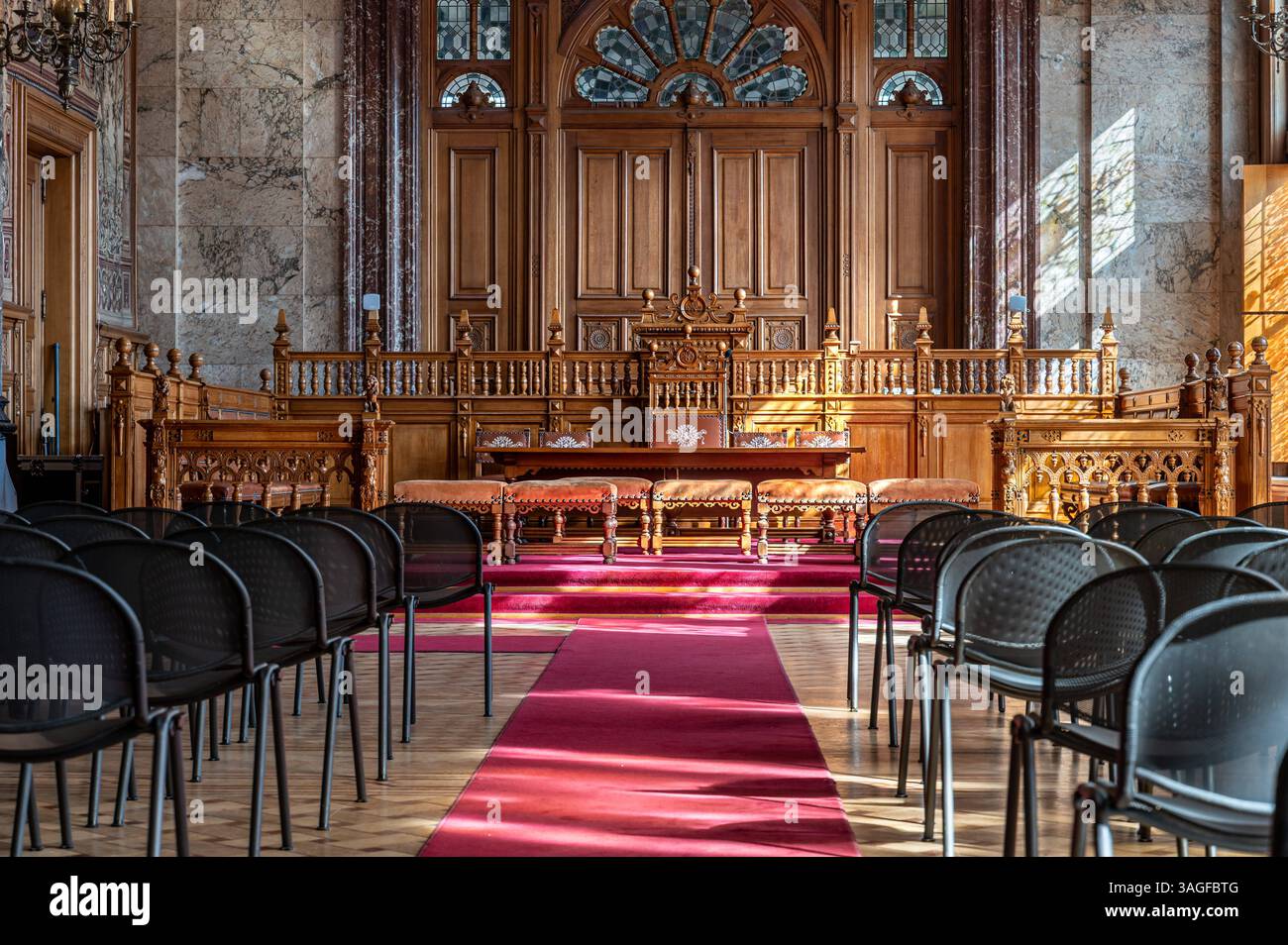 Conseil interno comunale o comunale con decorazioni e sedute in legno , sala comunale di Schaerbeek, Bruxelles, Belgio, 5 aprile 2025 Foto Stock