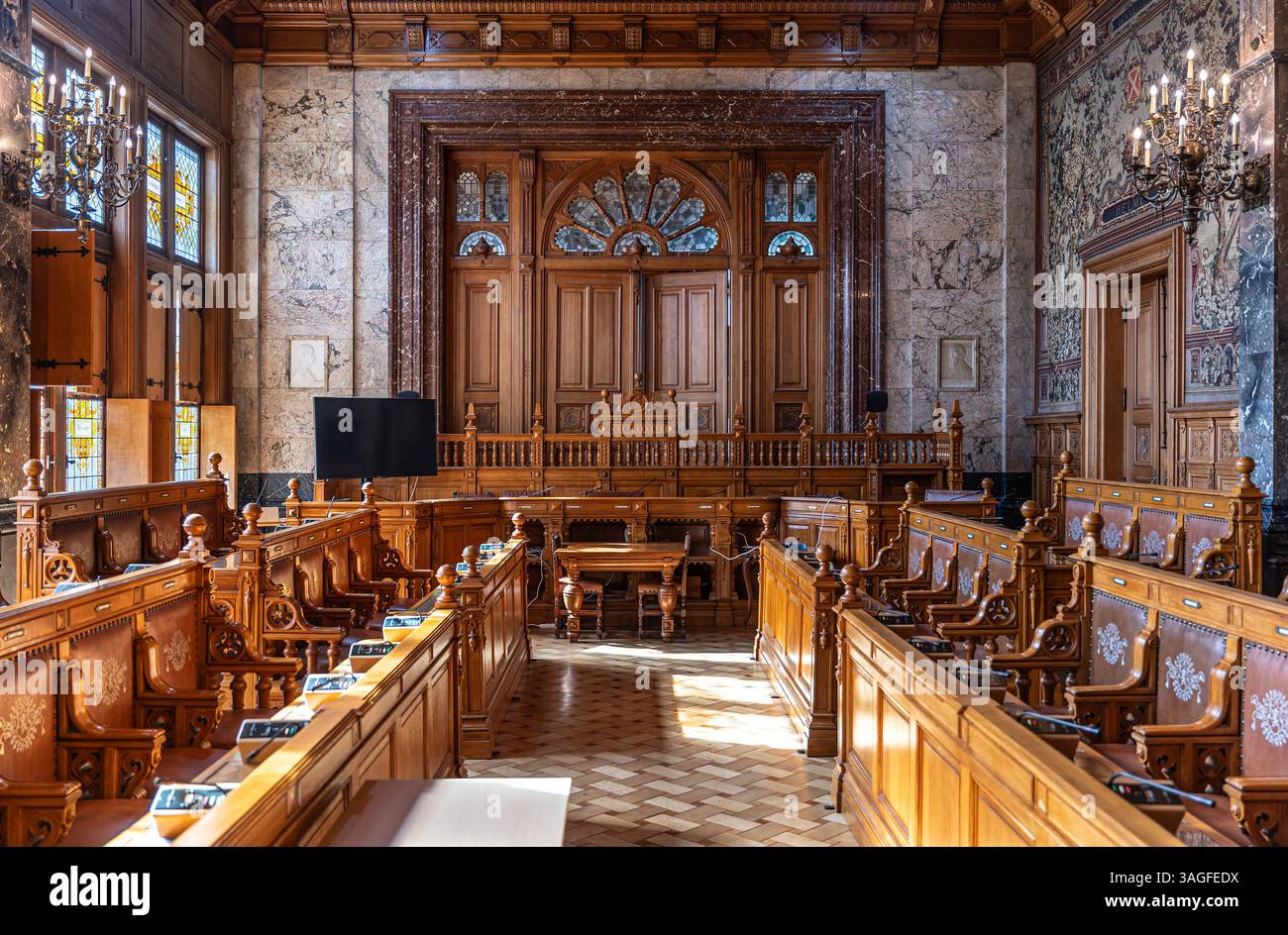Conseil interno comunale o comunale con decorazioni e sedute in legno , sala comunale di Schaerbeek, Bruxelles, Belgio, 5 aprile 2025 Foto Stock