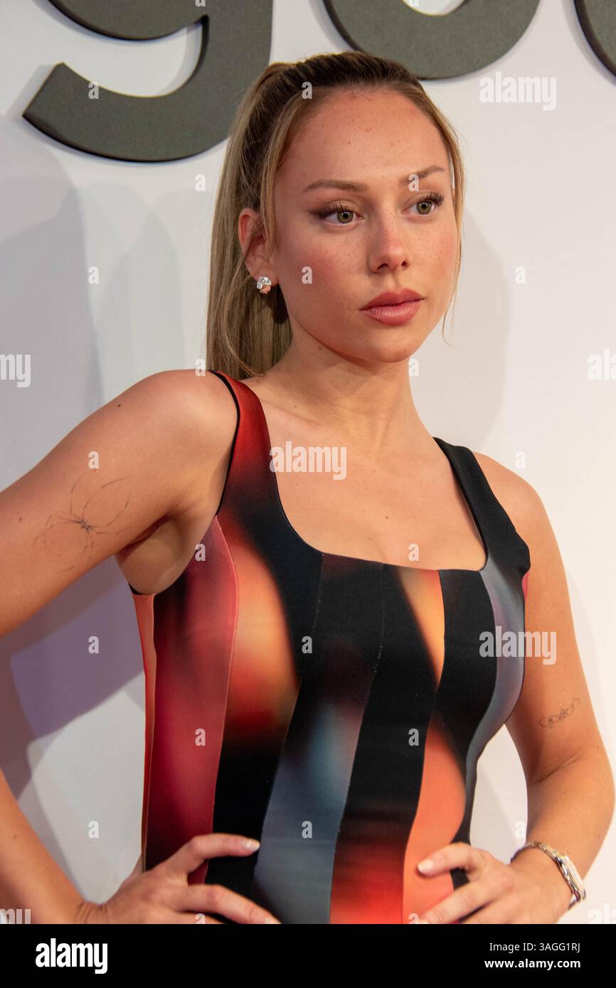 Ester Expósito posa davanti ai media che presentano la sua nuova collezione di abbigliamento per il marchio Desigual. Foto Stock