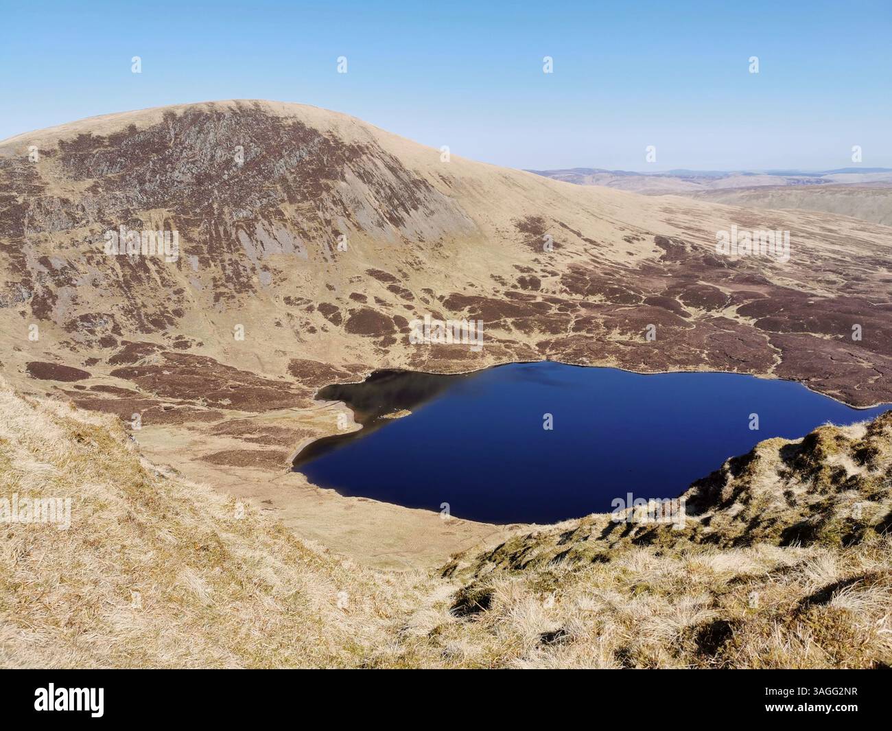 St Mary's Loch, Loch Skeen, The Grey Mare's Tail, White Coomb e Lochcraig Head negli Scottish Borders/Dumfries e Galloway durante una primavera molto secca. - Immagine stock catturata con smartphone