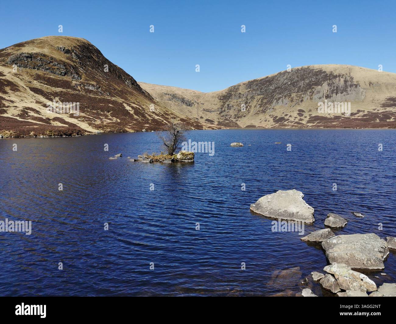 St Mary's Loch, Loch Skeen, The Grey Mare's Tail, White Coomb e Lochcraig Head negli Scottish Borders/Dumfries e Galloway durante una primavera molto secca. - Immagine stock catturata con smartphone