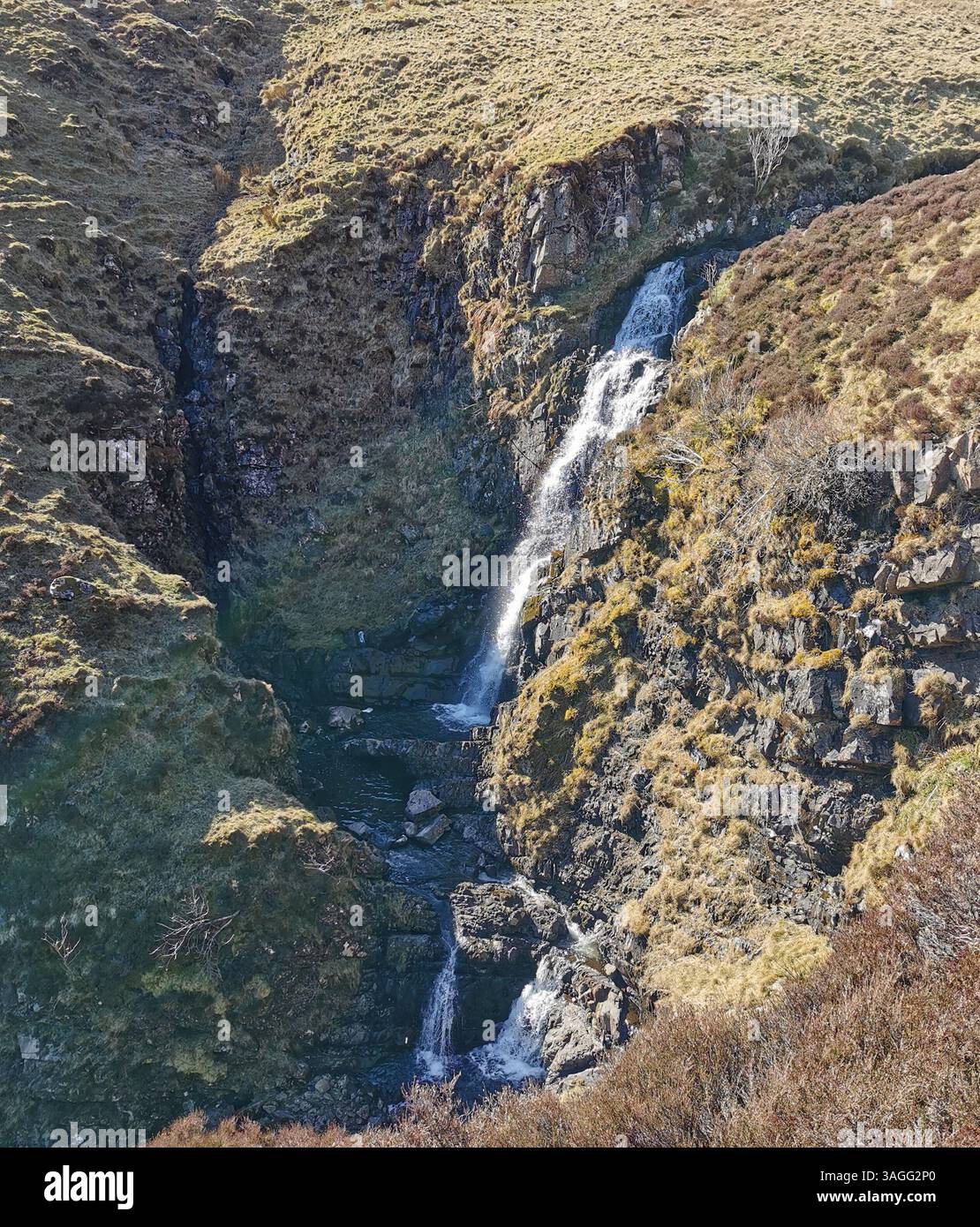 St Mary's Loch, Loch Skeen, The Grey Mare's Tail, White Coomb e Lochcraig Head negli Scottish Borders/Dumfries e Galloway durante una primavera molto secca. - Immagine stock catturata con smartphone