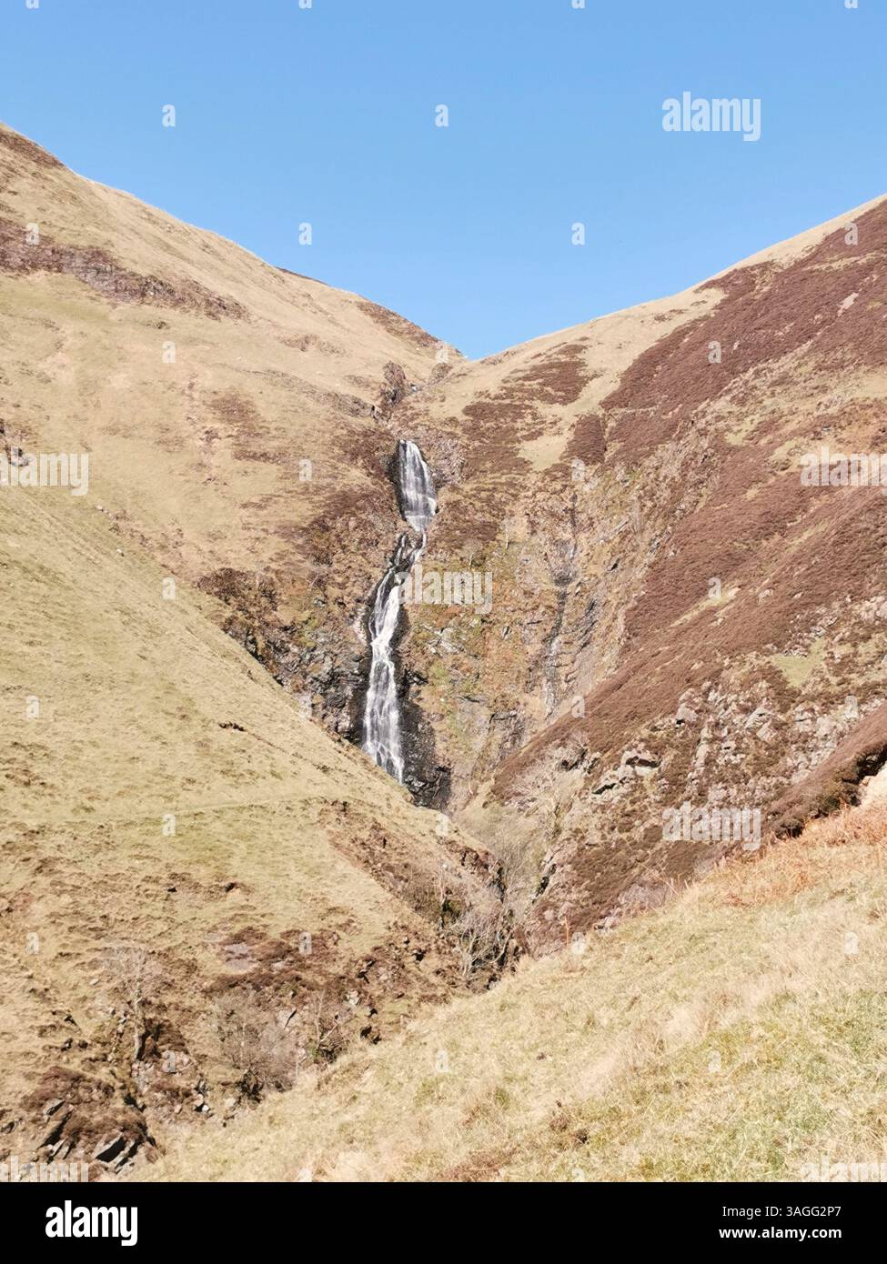 St Mary's Loch, Loch Skeen, The Grey Mare's Tail, White Coomb e Lochcraig Head negli Scottish Borders/Dumfries e Galloway durante una primavera molto secca. - Immagine stock catturata con smartphone