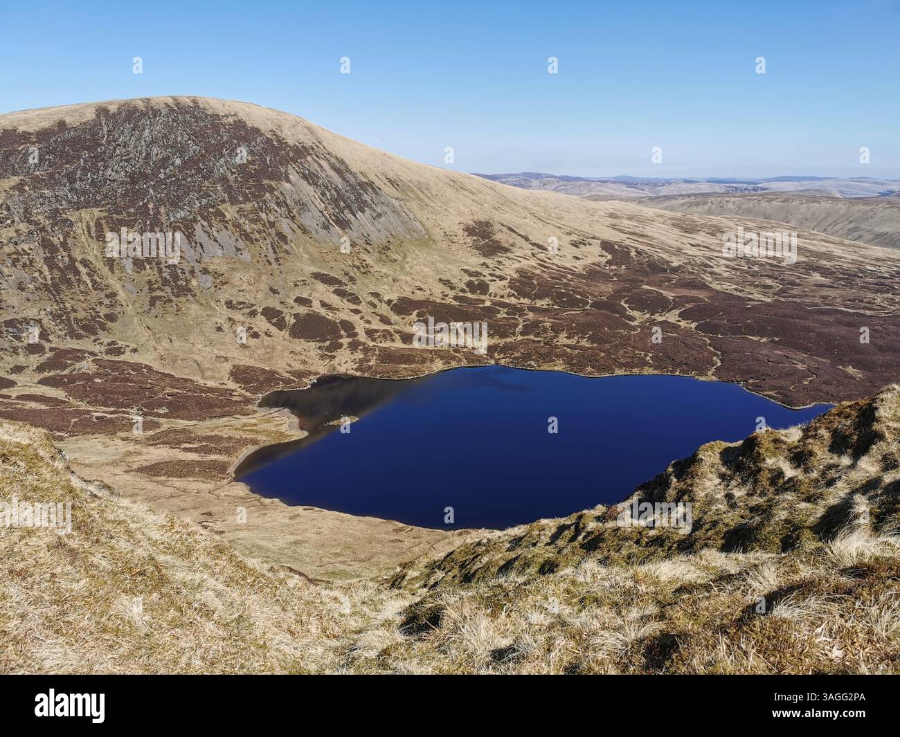 St Mary's Loch, Loch Skeen, The Grey Mare's Tail, White Coomb e Lochcraig Head negli Scottish Borders/Dumfries e Galloway durante una primavera molto secca. - Immagine stock catturata con smartphone