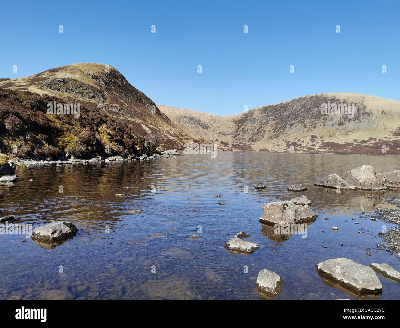 St Mary's Loch, Loch Skeen, The Grey Mare's Tail, White Coomb e Lochcraig Head negli Scottish Borders/Dumfries e Galloway durante una primavera molto secca. - Immagine stock catturata con smartphone