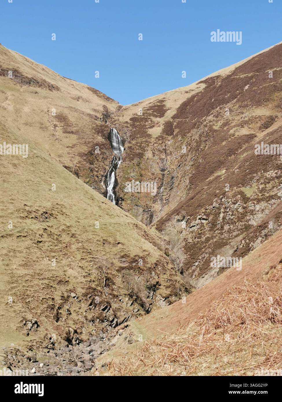St Mary's Loch, Loch Skeen, The Grey Mare's Tail, White Coomb e Lochcraig Head negli Scottish Borders/Dumfries e Galloway durante una primavera molto secca. - Immagine stock catturata con smartphone