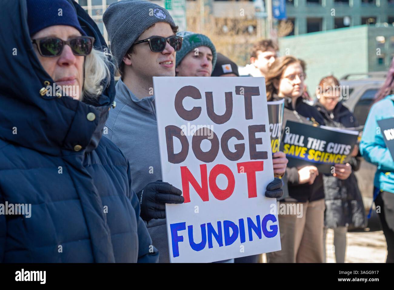 Detroit, Michigan, Stati Uniti. 8 aprile 2025. I sindacati organizzano un raduno "kill the Cuts" alla Wayne State University, protestando contro i tagli dell'amministrazione Trump alla ricerca, all'assistenza sanitaria e all'istruzione superiore. È stato uno dei tanti raduni coordinati negli Stati Uniti. Crediti: Jim West/Alamy Live News Foto Stock