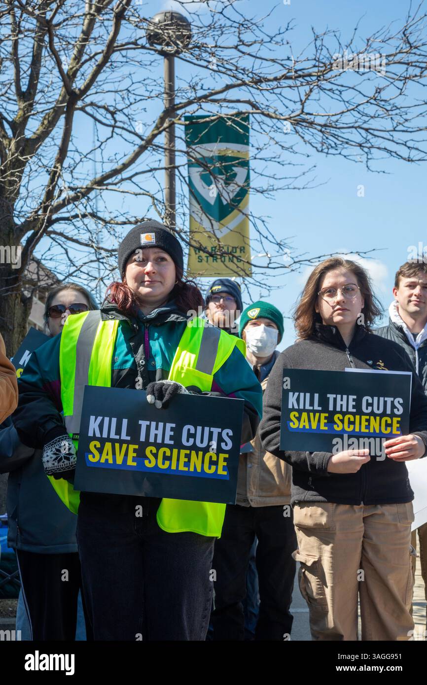 Detroit, Michigan, Stati Uniti. 8 aprile 2025. I sindacati organizzano un raduno "kill the Cuts" alla Wayne State University, protestando contro i tagli dell'amministrazione Trump alla ricerca, all'assistenza sanitaria e all'istruzione superiore. È stato uno dei tanti raduni coordinati negli Stati Uniti. Crediti: Jim West/Alamy Live News Foto Stock