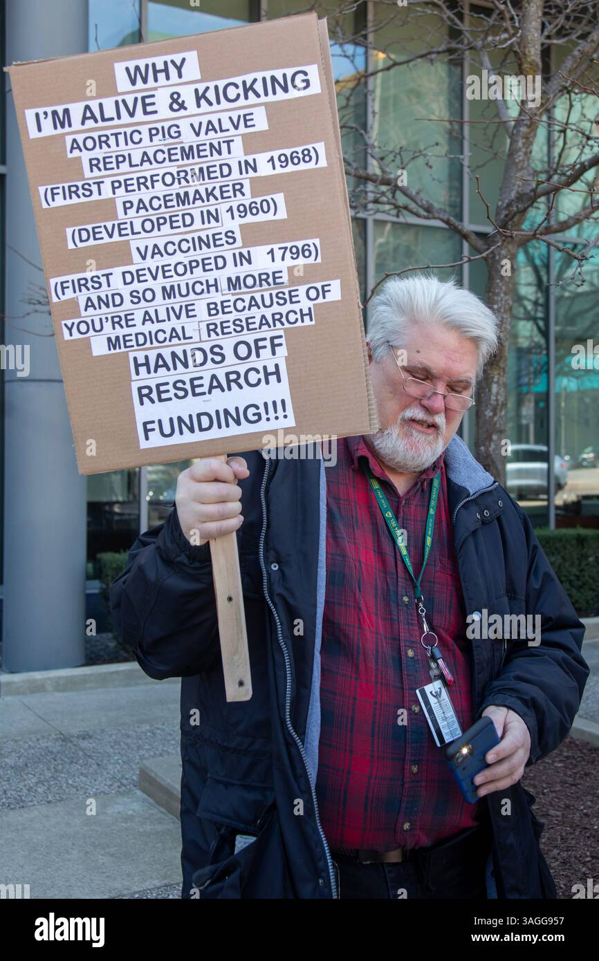Detroit, Michigan, Stati Uniti. 8 aprile 2025. I sindacati organizzano un raduno "kill the Cuts" alla Wayne State University, protestando contro i tagli dell'amministrazione Trump alla ricerca, all'assistenza sanitaria e all'istruzione superiore. È stato uno dei tanti raduni coordinati negli Stati Uniti. Crediti: Jim West/Alamy Live News Foto Stock
