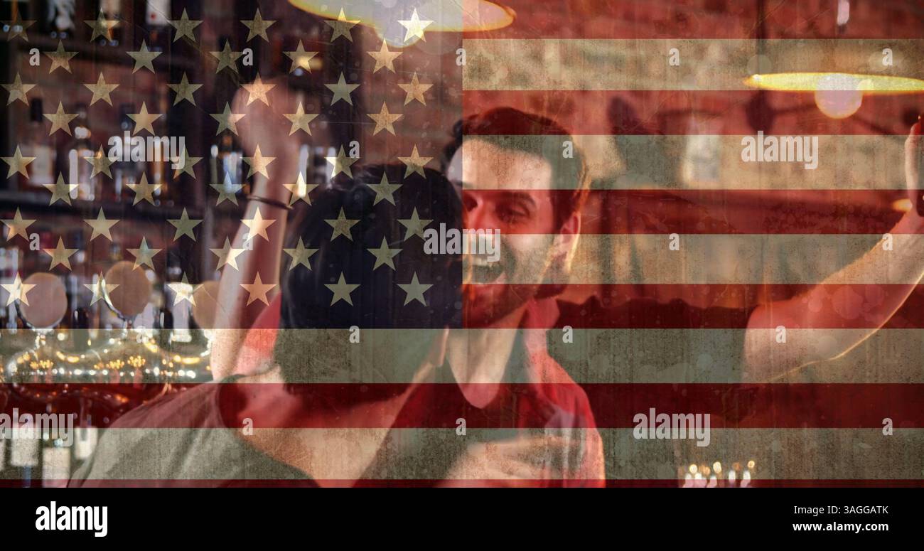Composito digitale maschile di sportsbar che celebra lo sfondo della bandiera americana Foto Stock