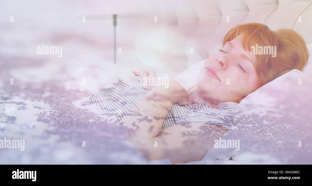 Immagine di una donna che soffia il naso a letto contro lo scenario invernale Foto Stock